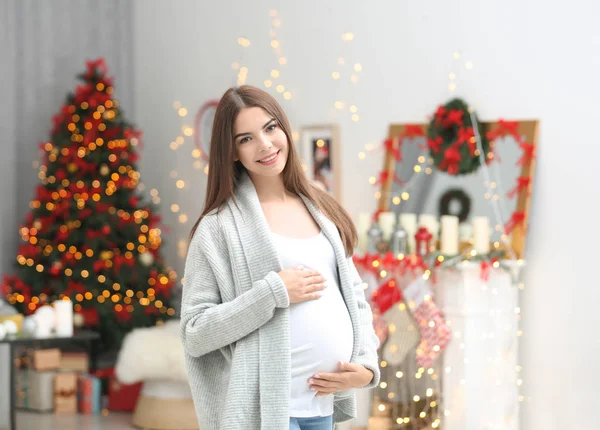 Femme enceinte dans la chambre — Photo