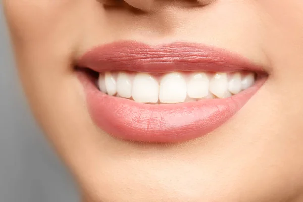 Mladá žena s zdravé zuby — Stock fotografie