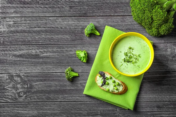 Bowl with delicious broccoli soup — Stock Photo, Image