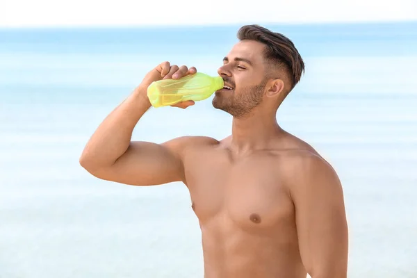 Joven bebiendo agua —  Fotos de Stock