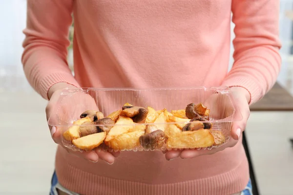 Vrouw met container met smakelijke aardappel — Stockfoto