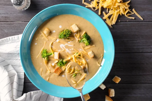 Lepel en plaat met broccoli cheddar soep — Stockfoto