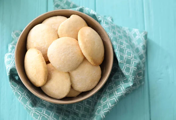 Ev yapımı limonlu kurabiye ile kase 