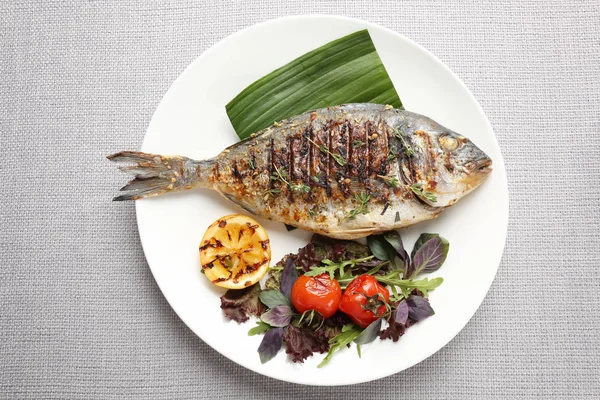 Lezzetli kızarmış balık ile plaka 