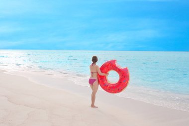 renkli şişme çörek kadınla 