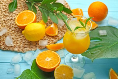 Bardak taze portakal suyu ve meyve ile kompozisyon