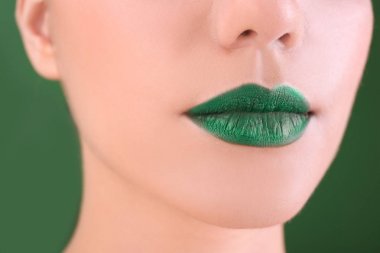 yaratıcı makyaj ile genç kadın 