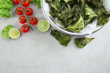 Kevgir marul fişleri ile 