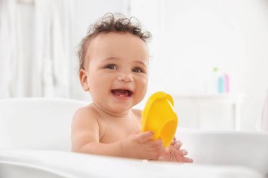 küçük bebek banyo