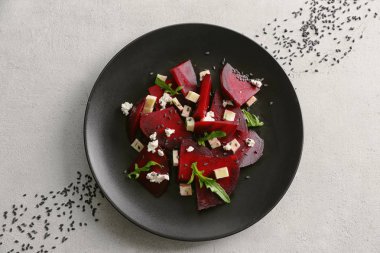 Tabak taze pancar salatası ile 