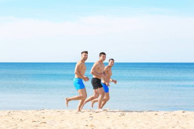 Deniz Sahil boyunca çalışan yakışıklı genç adam