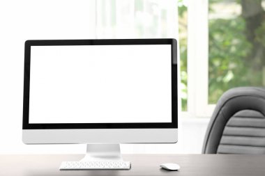 çalışma alanı ile modern monitör