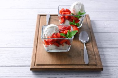 Kase lezzetli dilimlenmiş çilek ile 