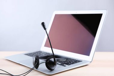 Tablo üzerinde kulaklık ile dizüstü bilgisayar