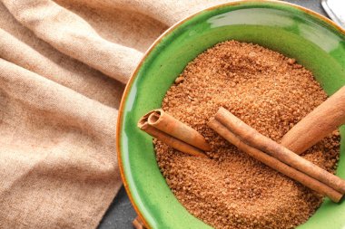 Yeşil kase tarçın şeker ve sopa ile 