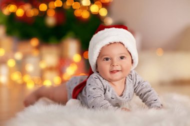 Katta bulanık Noel ışıkları karşı yalan şirin bebek