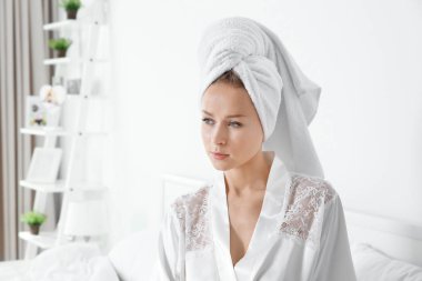 Duş sonra bornoz kadında 