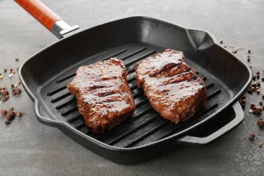 Lezzetli biftek ile ızgara tava 