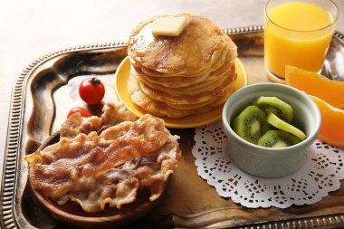 Lezzetli kahvaltı krep ile