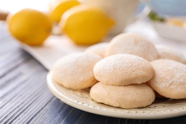 Ev yapımı limonlu kurabiye ile plaka 