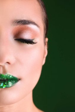 yaratıcı makyaj ile genç kadın 