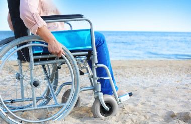 Tekerlekli sandalyede yaşlı kadın 