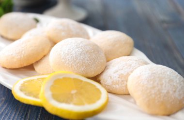 Ev yapımı limonlu kurabiye ile plaka