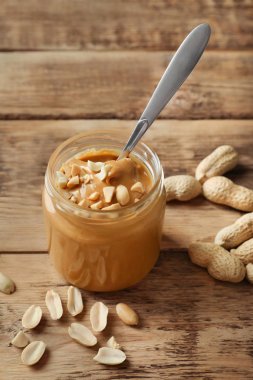 Kavanoz ve kaşık krem fıstık ezmesi ile 