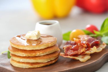 Tereyağı ve domuz pastırması ile Pancakes 