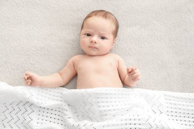 Yumuşak ekose evde yalan şirin bebek