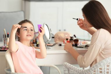 kadın ve kızı makyaj uygulamak 