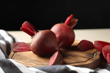 Tahta masada olgun pancar ile