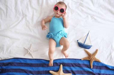 Deniz yıldızları ile parlak bir battaniye var yalan şirin bebek kız