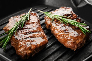 Lezzetli biftek ile ızgara tava