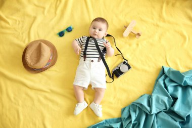 Şirin Bebek yatak örtüsü üzerinde yalan kamera ile. Tatil kavramı