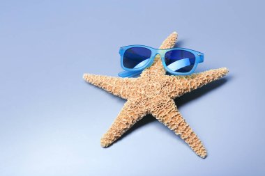 Deniz yıldızı ile güzel Güneş gözlükleri 