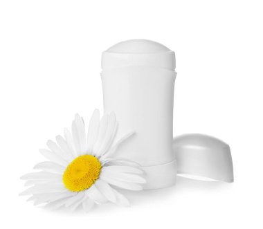Beyaz zemin üzerine deodorant ve papatya çiçek