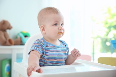 Şirin Bebek mutfakta oturmuş