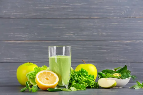 Suco saudável com frutas e legumes — Fotografia de Stock