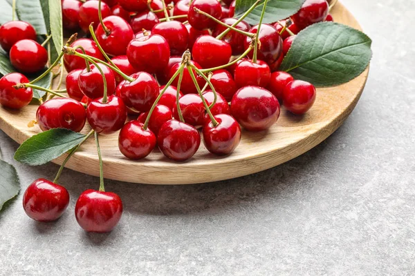 Cerezas frescas maduras en plato — Foto de Stock