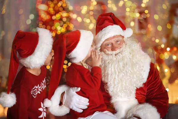 Sevimli küçük kız ve erkek Noel Baba Noel için dekore edilmiş oda ile