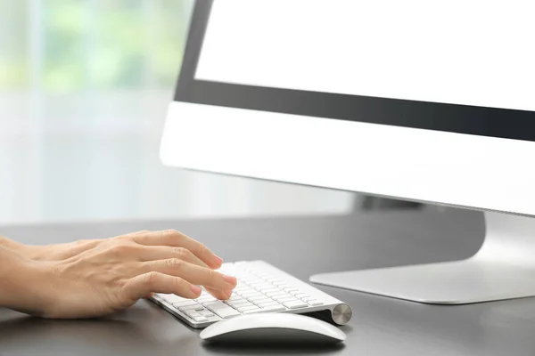 Jonge vrouw typen op toetsenbord — Stockfoto