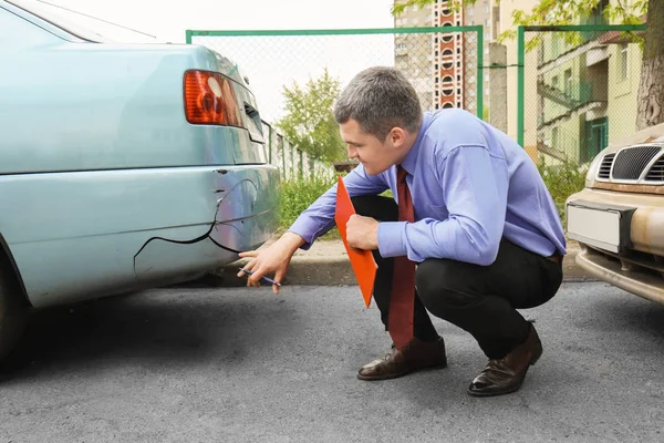 Ubezpieczenie mężczyzny sprawdzanie zepsuty samochód — Zdjęcie stockowe