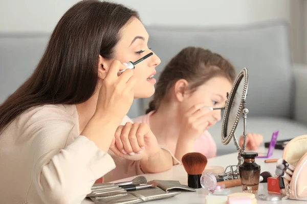 kadın ve kızı makyaj uygulamak 
