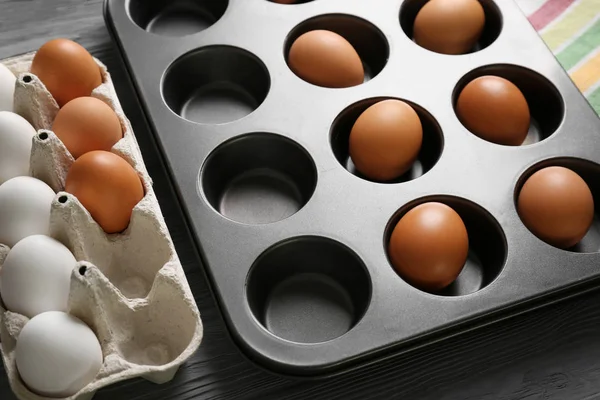 Muffin tenn och hårdkokta ägg — Stockfoto