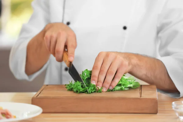 Chef maschio taglio insalata foglie — Foto Stock