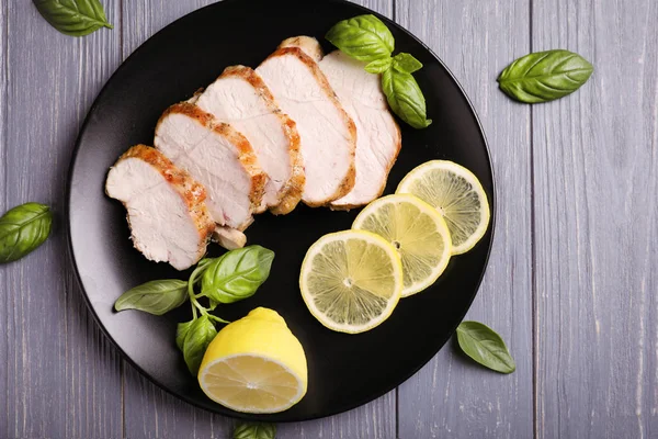 Plaka ile lezzetli dilimlenmiş hindi fileto 