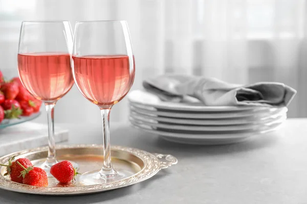 Vasos de vino de fresa — Foto de Stock