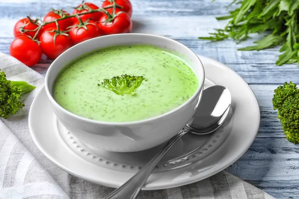 Bol avec une délicieuse soupe au brocoli — Photo