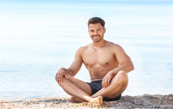 Giovane sulla spiaggia — Foto Stock